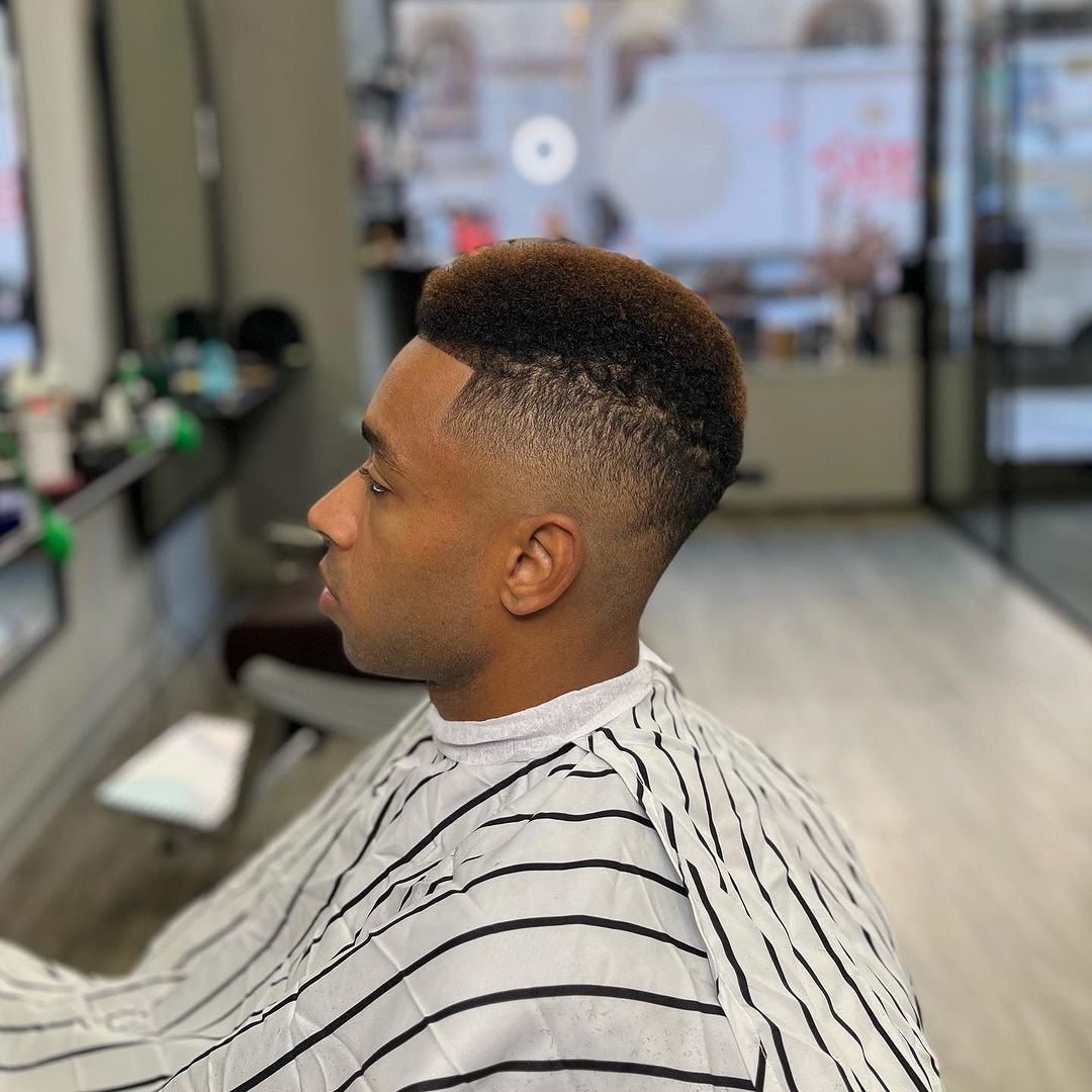 Flat top fade av Mohammad i Stockholm - skarp kantlinje och jämn övergång med precis kontur